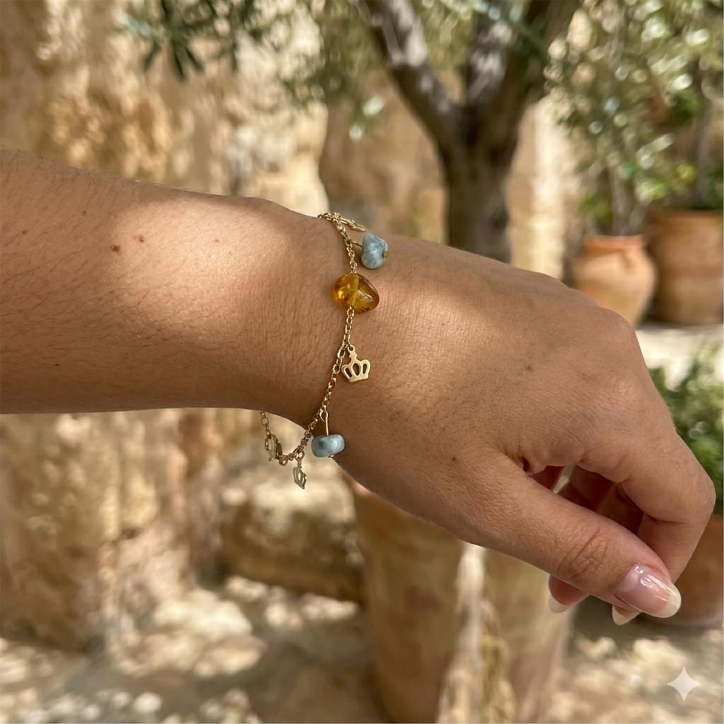 Bracciale con charm in Larimar e ambra, riempito d'oro, pietra blu e miele, gioielli in pietra caraibica fatti a mano della Repubblica Dominicana