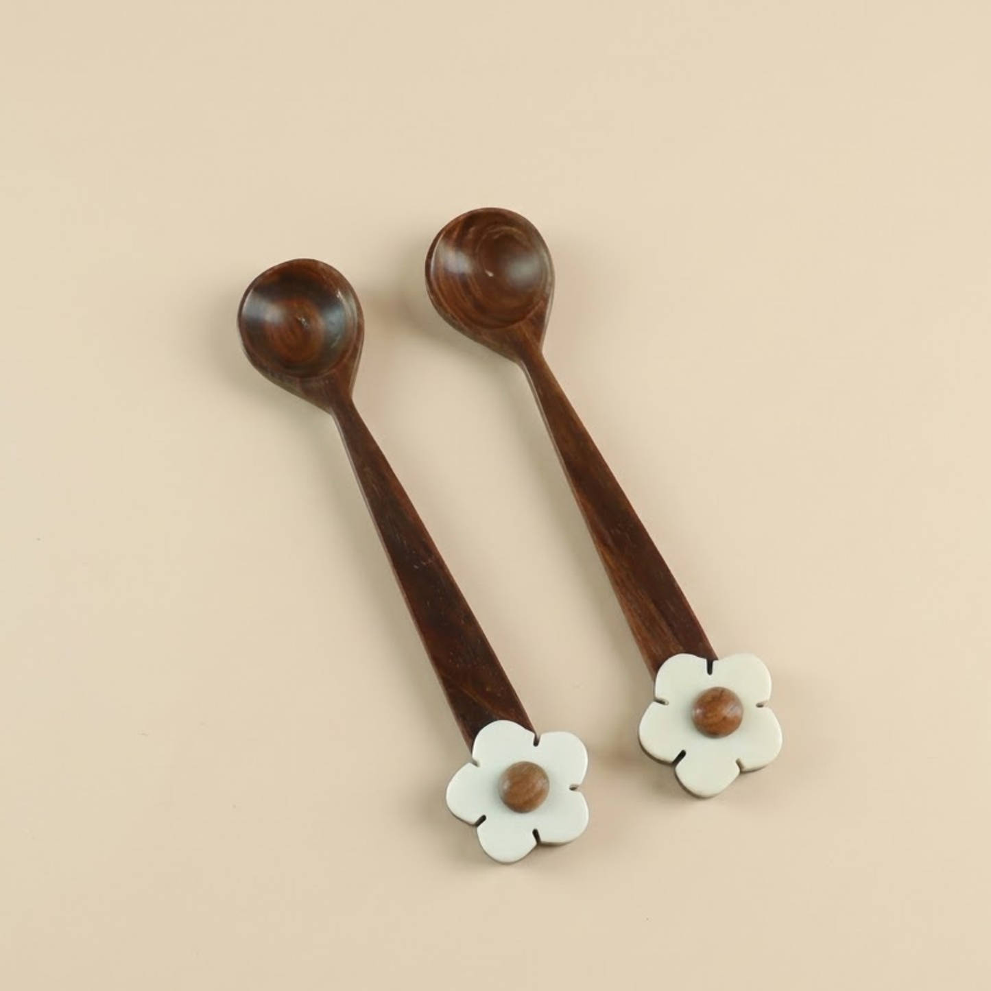 Cucchiaio in legno con manico a forma di fiore