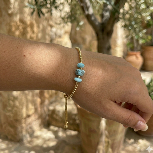 Bracciale regolabile in larimar riempito d'oro – Gioielli minimal dominicani