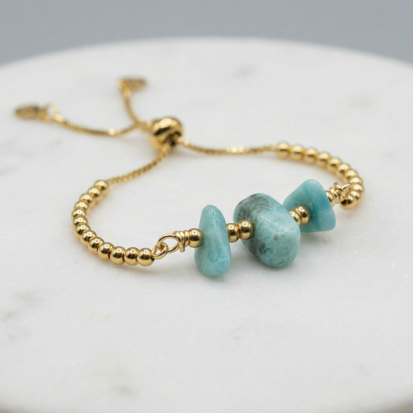 Bracciale regolabile in larimar riempito d'oro – Gioielli minimal dominicani