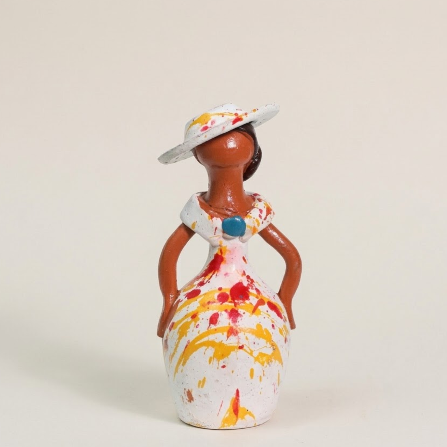 Bambola elegante con cappello